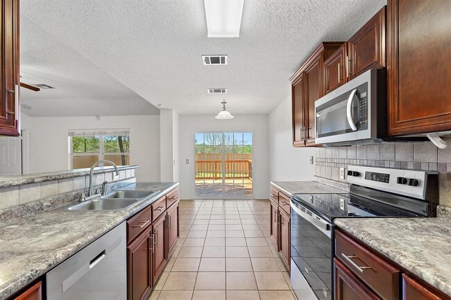 Building Photo - 2204 Coats Cir