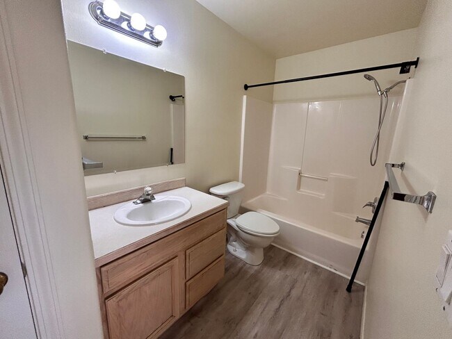 Building Photo - 2 Bed/2 Bath Apartment in NE Bend - Worthington Court