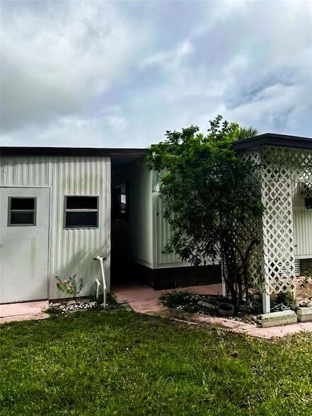 Building Photo - 527 S Egret Cir