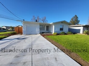 Building Photo - Adorable 3 Bedroom Home in Central Petaluma ~ Available Now!98 Wilmington Drive