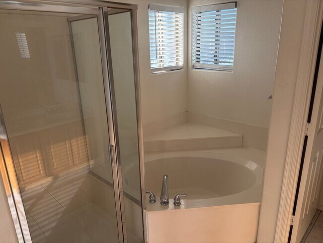 Building Photo - 2 Bedroom 2.5 Bath Townhome!