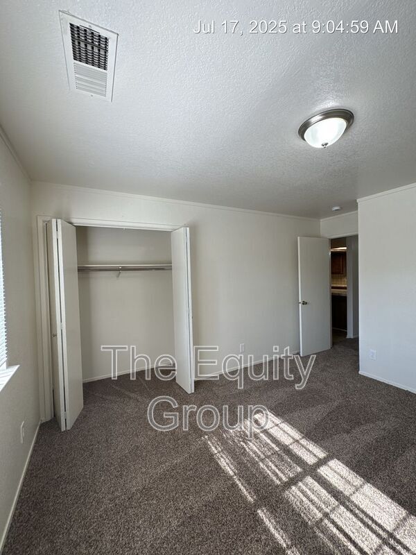 Building Photo - 722 S Linwood St