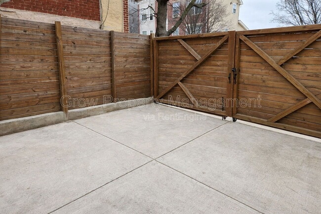 Building Photo - 623 W Oxford St