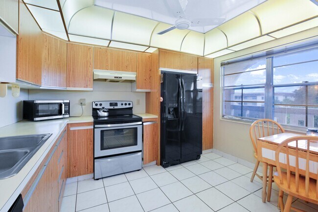 Building Photo - 2101 Lucaya Bend