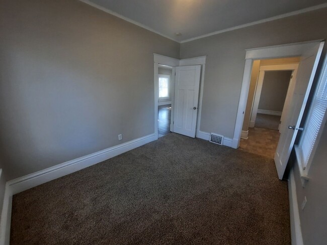 Building Photo - 2 Bedroom, 1 Bathroom home near Drake Univ...