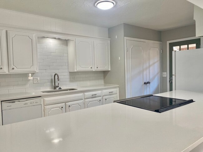 Building Photo - Large 2 Bed 2 Bath off NW 63rd & N. Villa ...