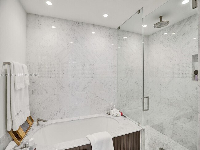 Building Photo - 1000 Brickell Plaza