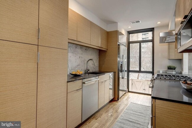 Primary Photo - 212 M St SW