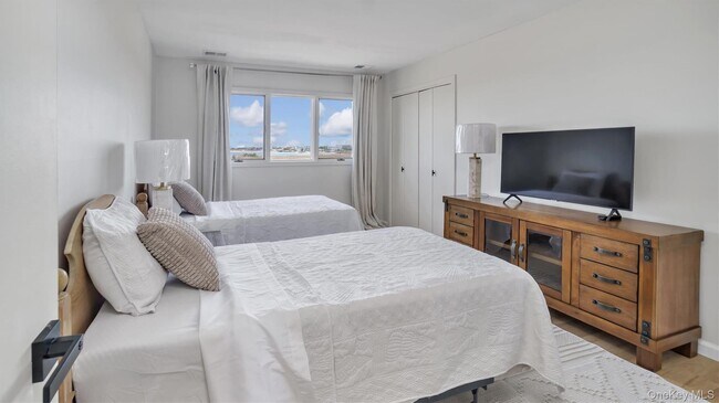 Building Photo - 552 Dune Rd