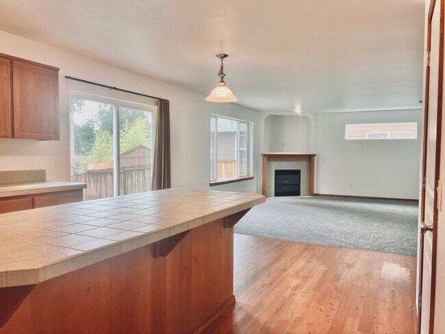 Building Photo - Enormous 4 Bed 2.5Bath + Bonus Room Great Lacey Neighborhood