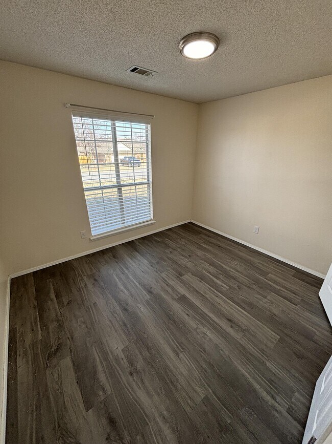 Building Photo - 8812 Skypark Dr