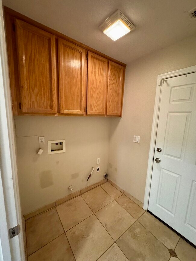 Building Photo - Beautiful 3 Bed / 2 Bath Home with 2-Car Garage in Roseville