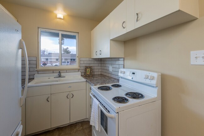Building Photo - 1100 Kirman Ave