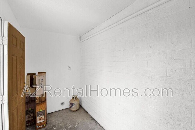 Building Photo - 4715 E Jones Ave