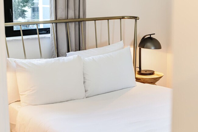 Building Photo - 3031 NE 4th Ave