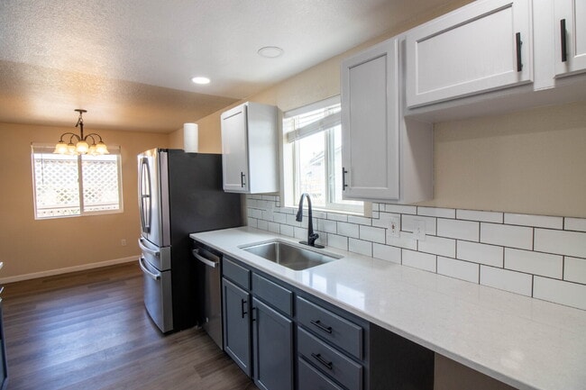 Building Photo - MOVE IN SPECIAL IF YOU SIGN LEASE BY 4/15/2026!!!!!!! Newly Updated 3/2 Home in SW Redmond