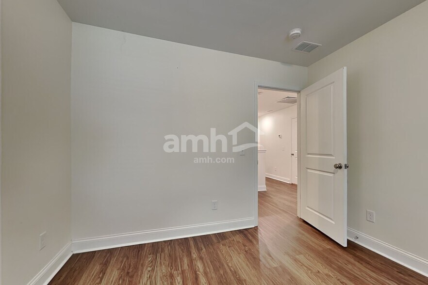 Building Photo - 218 Swan Dr