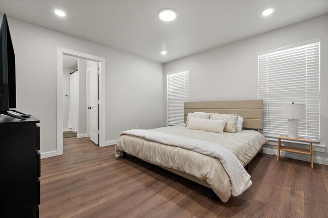 Building Photo - 2130 Kokomo Ave