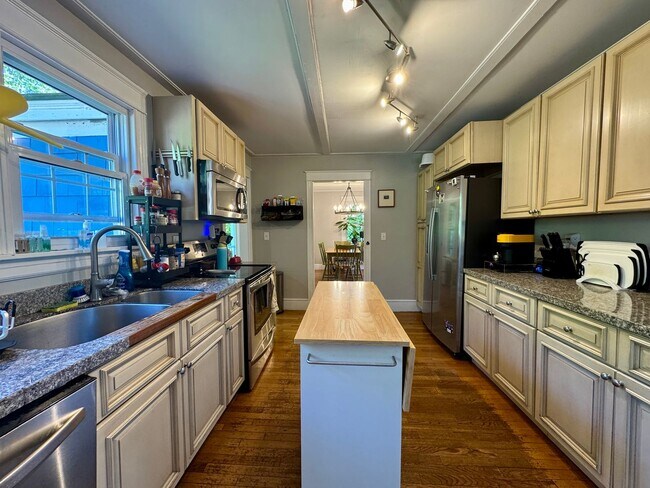 Building Photo - $3,900 - 3BD/2BA Single Family Home - Falmouth w/ Heated 2-Car Garage, W/D & Large Backyard! Avai...