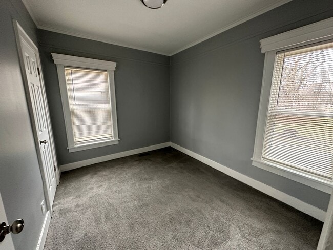 Building Photo - 619-621 Oakhill Ave