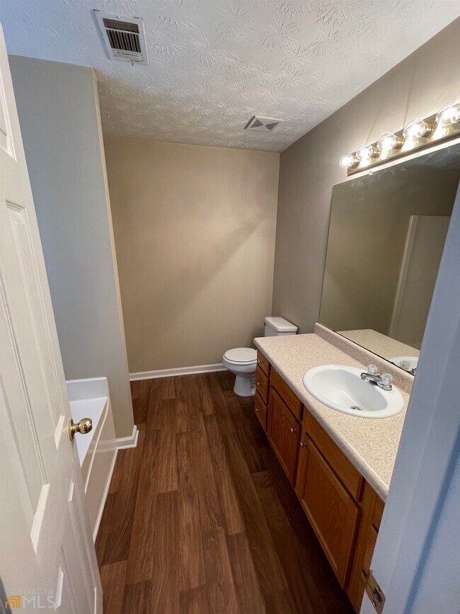 Building Photo - 100 Oak Hill Dr