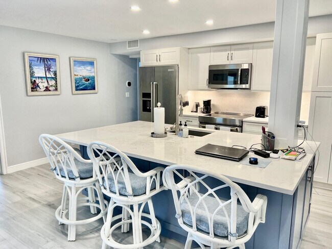 Building Photo - 1556 S Ocean Ln