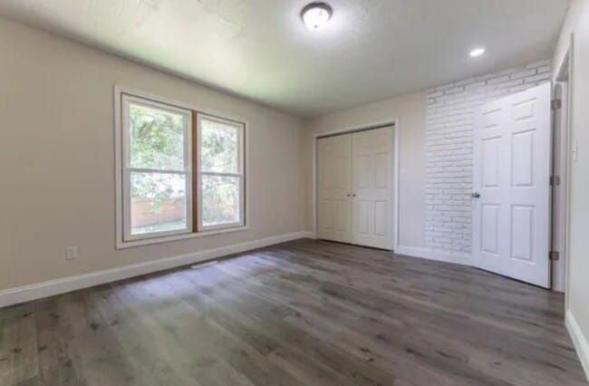 Building Photo - PRELEASING FOR MAY 2026!! Gorgeous 2 bedroom 2 Bath 2 Car Garage Duplex!!