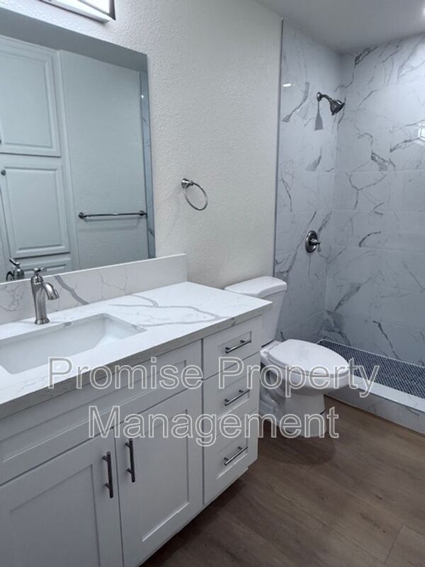 Building Photo - 1737 Bayview Heights Dr