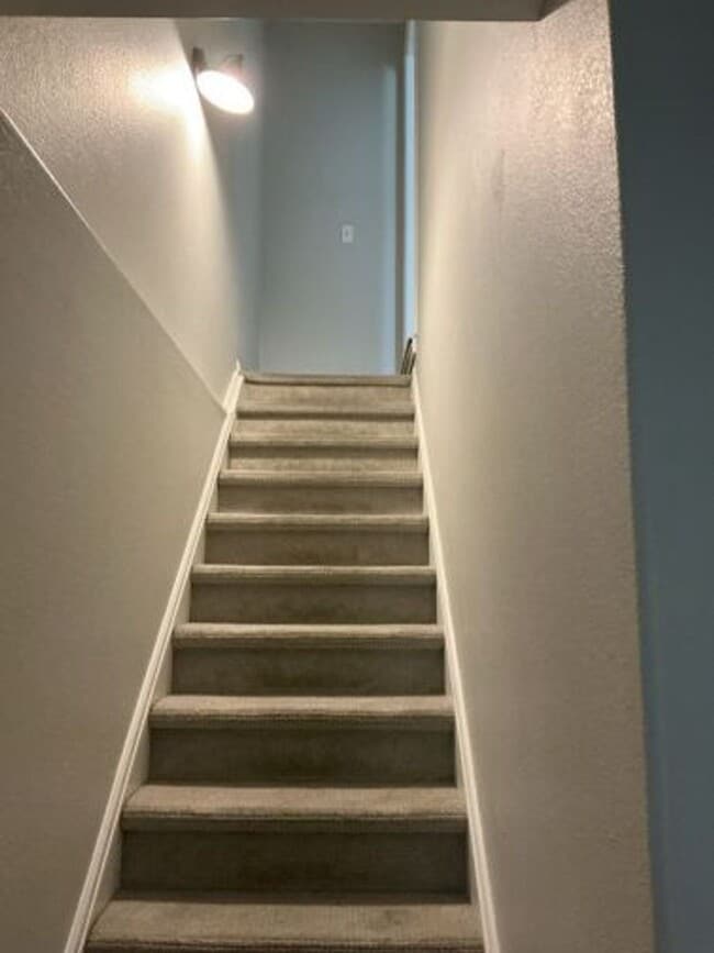 Building Photo - **Newly Upgraded Townhome**