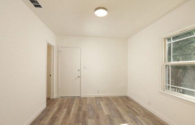 Building Photo - 1004 W Clark Ave