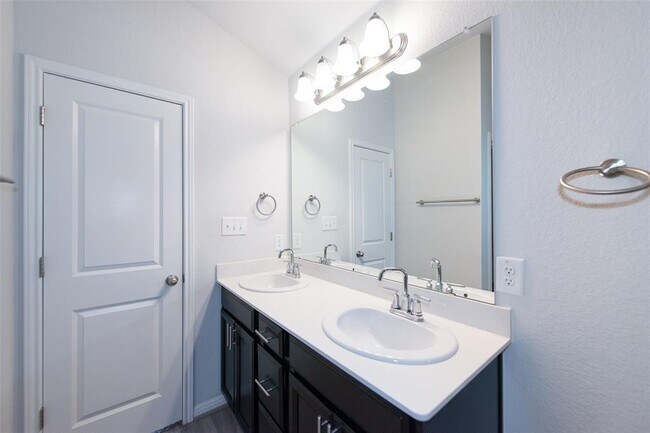 Building Photo - 216 Pearland St