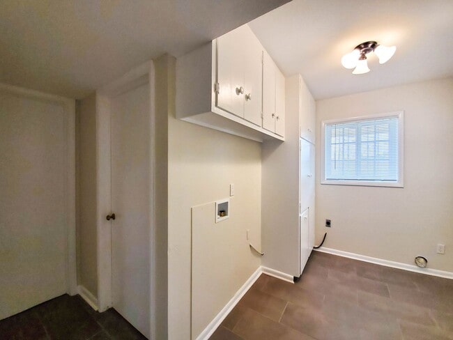 Building Photo - Breathtaking Mountain Views!