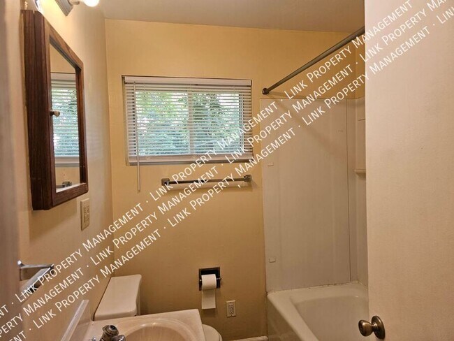 Building Photo - Don't Miss this Charming 2 bedroom with Ga...