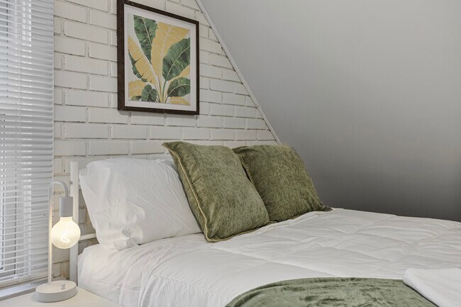 Building Photo - 366 N Hemlock Ave