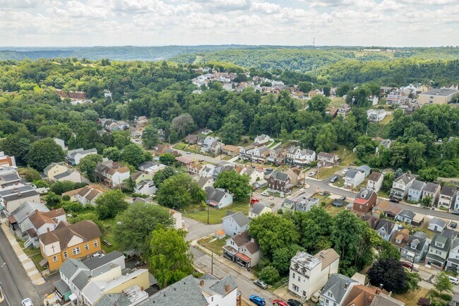 Building Photo - GREAT TWO BEDROOM IN SOUTH SIDE SLOPES!