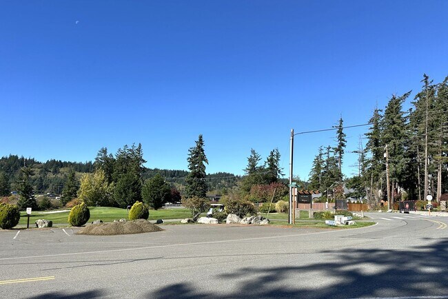 Building Photo - Beautiful Rambler in Gated Camaloch Golf c...