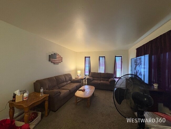 Building Photo - 2205 Bogdan Ln S