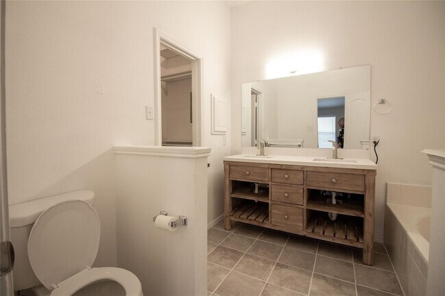 Building Photo - 1933 Joe Pool Dr