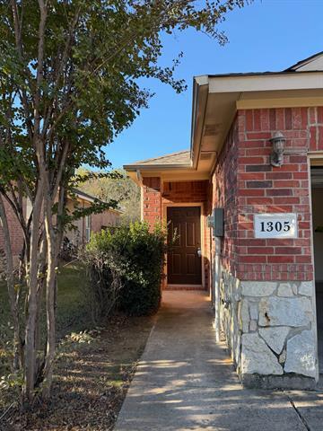 Building Photo - 1305 Ravenwood Dr