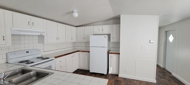 Building Photo - Ready to Move in