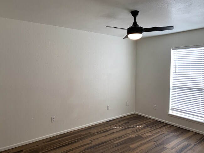 Building Photo - Updated Duplex in the Heart of Shopping an...