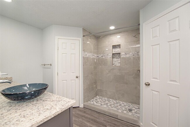 Building Photo - 15822 Bazelbriar Ln