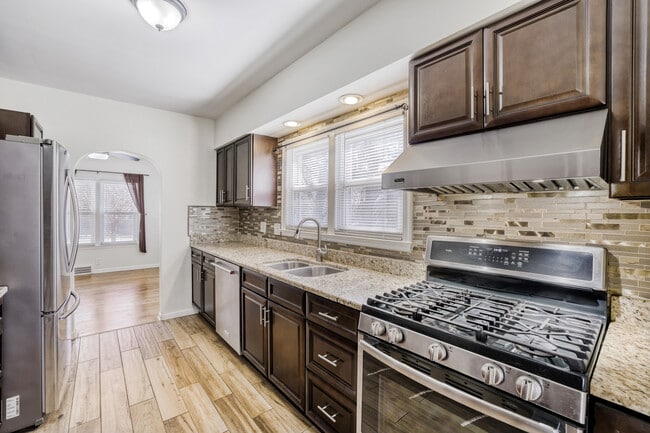 Building Photo - 626 N Hough St