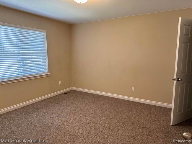 Building Photo - 1049 Birchwood Ave