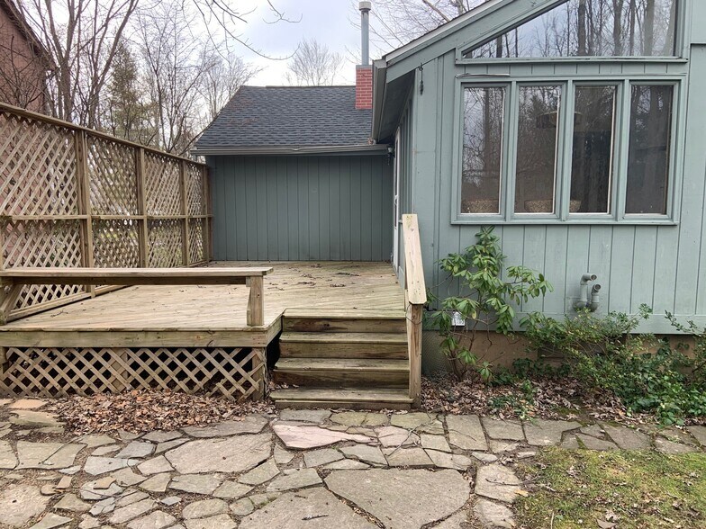 Deck in backyard - 70 Twilight Ln