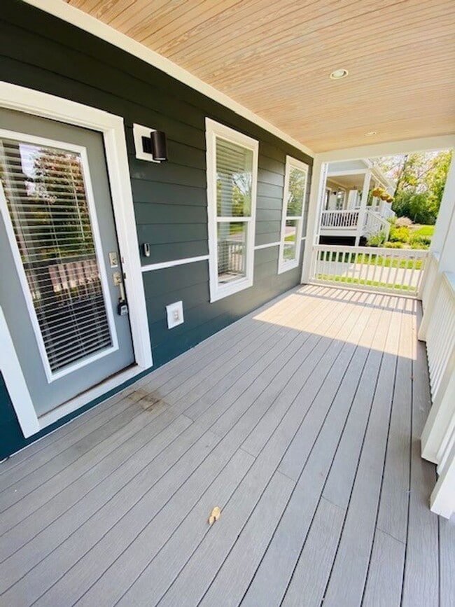 Building Photo - Beautiful 4 bedroom 4 bathroom house in th...