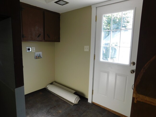 Building Photo - Beautifully remodeled 2 bedroom/1 bath hou...