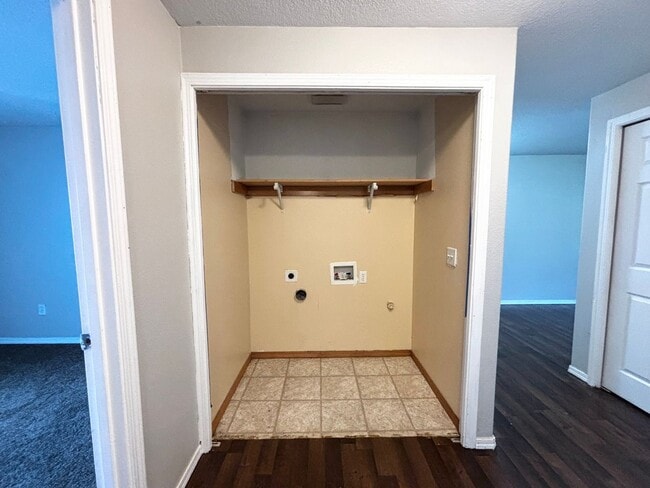 Building Photo - Modern Condo in Gresham near Glendoveer!