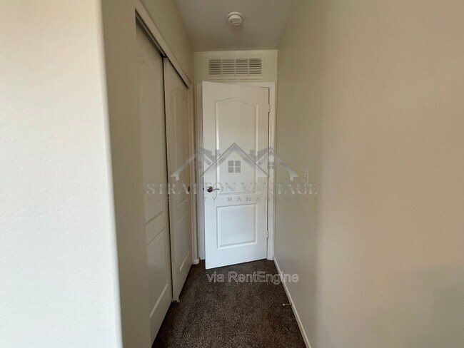 Building Photo - 25654 W Satellite Ln