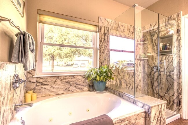 Building Photo - Beautifully Maintained 4 bed/3bath 2 Story...